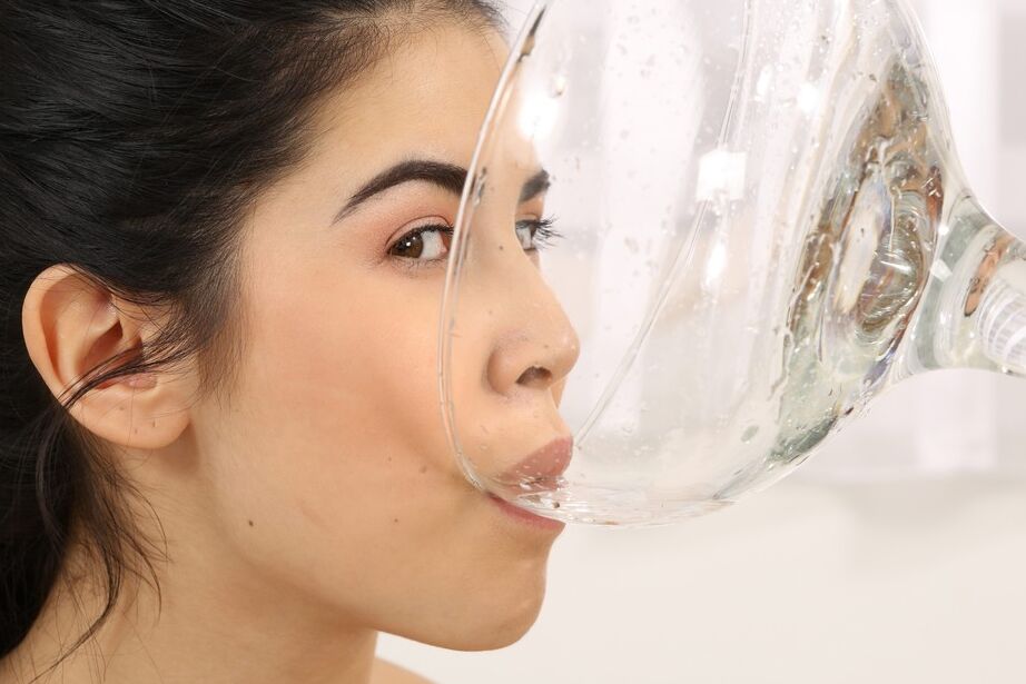 16P La brune Lady Dee boit son propre pipi après avoir pissé dans un verre