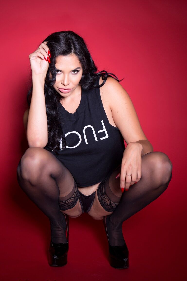 21P Pornstar Missy Martinez expõe peitos grandes