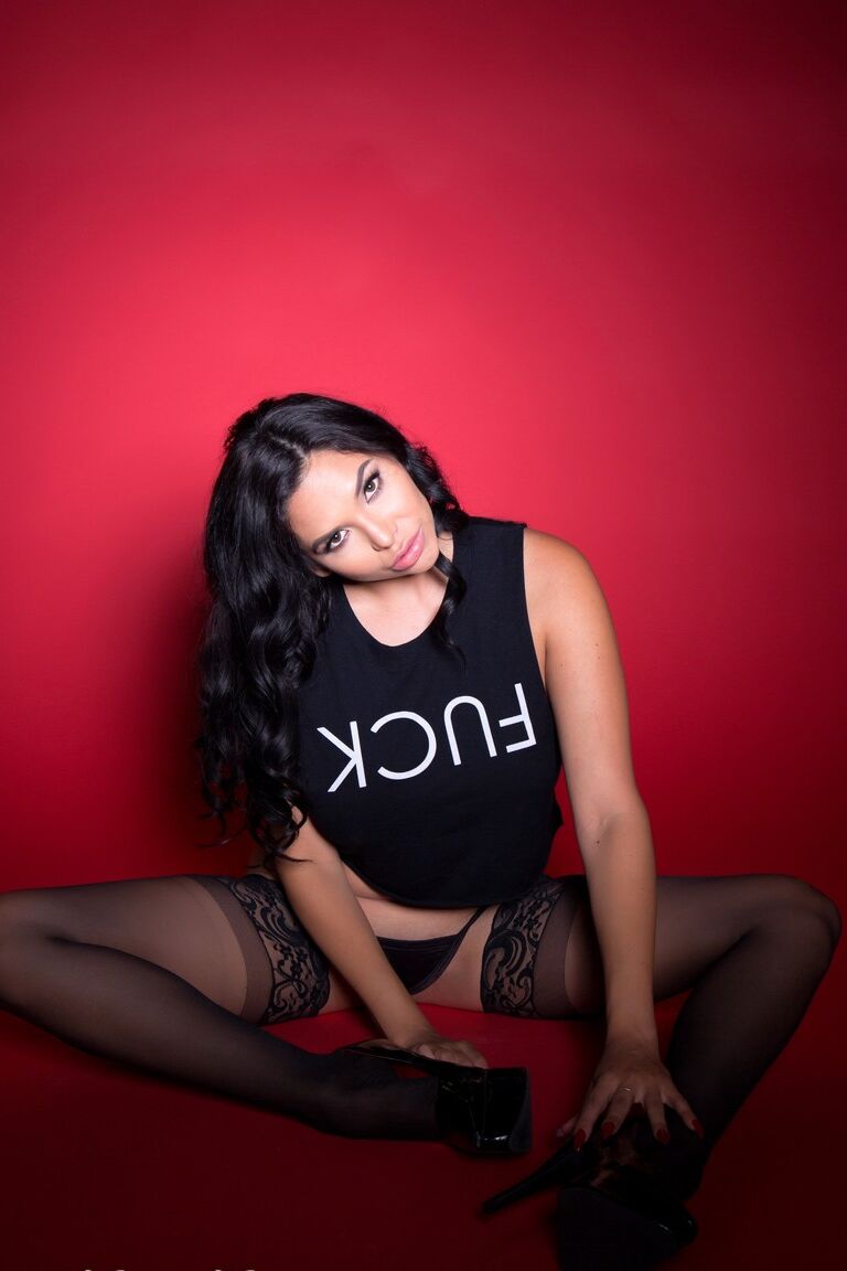 21P Pornstar Missy Martinez expõe peitos grandes
