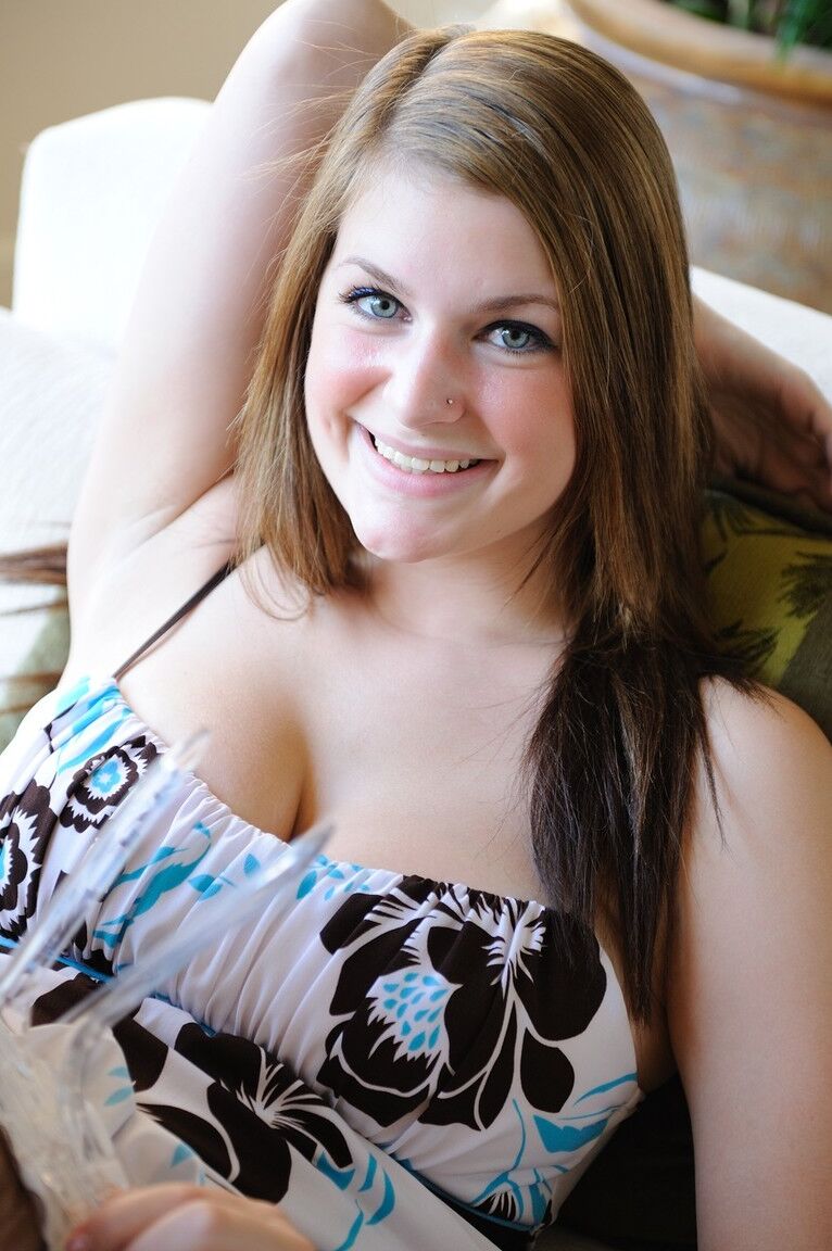 21P A bela amadora Danielle mostra seus peitos sensuais e se fode com um vibrador