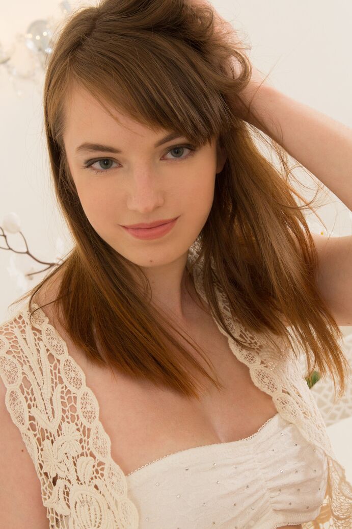 20P Linda adolescente Pavla tira o short