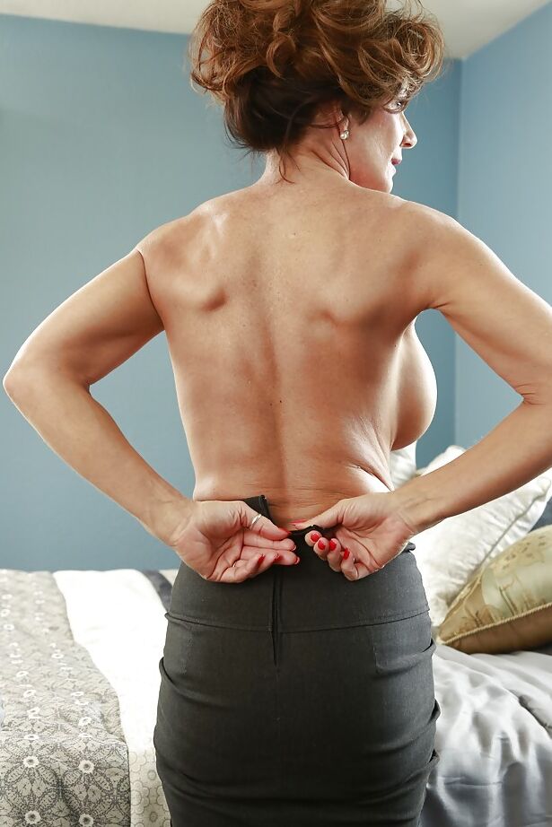 16P Bombe mature avec d'énormes cruches rondes se mettant nue et écartant les jambes