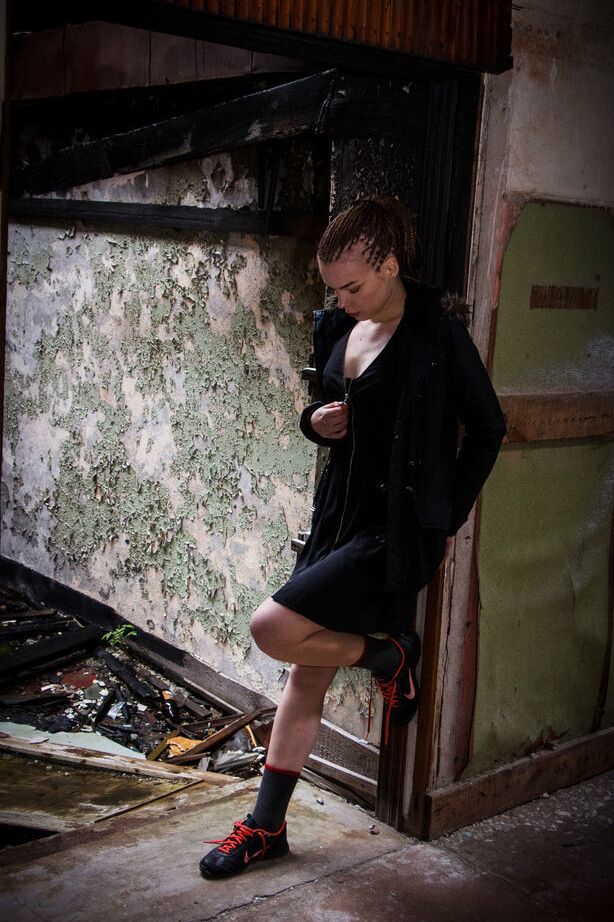 16P La modelo adolescente glamurosa Sophia I se quita las bragas para masturbarse en un edificio abandonado