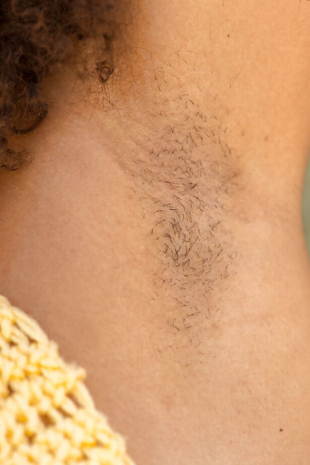 16P Fille solo amateur ébène avec de gros cheveux révélant des seins noirs flasques