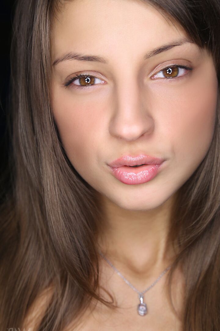16P La guapa joven María se lame los labios antes de meterse los dedos abriendo su coño rosado