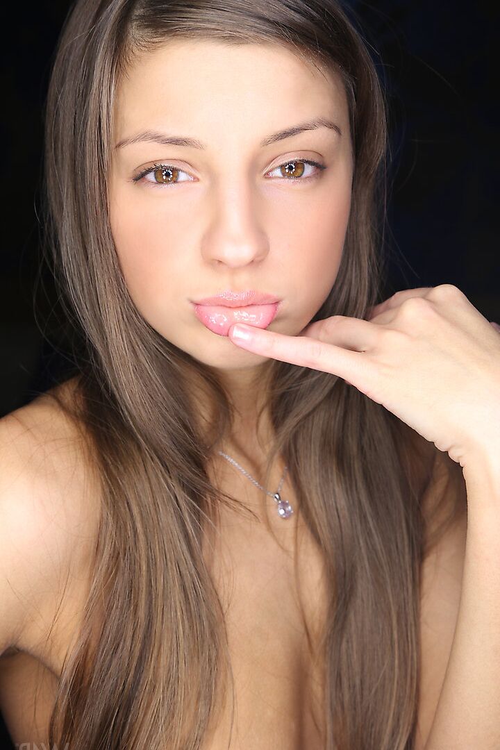 16P La guapa joven María se lame los labios antes de meterse los dedos abriendo su coño rosado