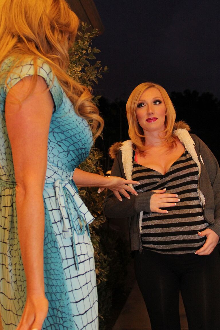 20P Busty MILF Kelly Madison e sua amiga grávida são fodidas em trio