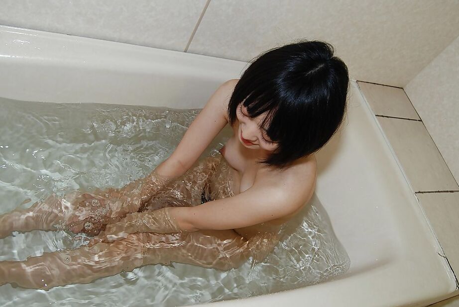 16P Haruka, jeune brune asiatique, lave sa chatte poilue et son beau corps