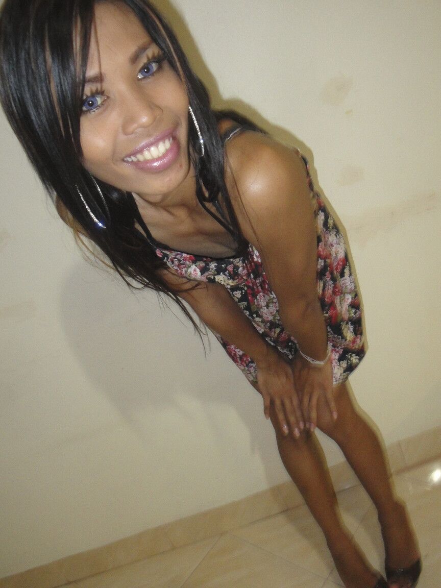 17P La hermosa y sexy asiática Sara muestra sus bragas bajo la falda