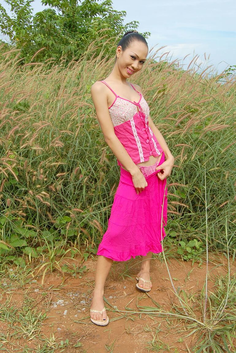 21P Skinny Thai ladyboy Deer ficando nua na natureza e mostrando sua salsicha média