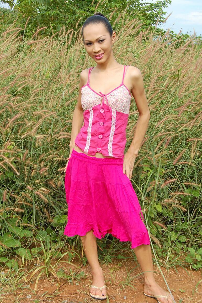 21P Skinny Thai ladyboy Deer ficando nua na natureza e mostrando sua salsicha média