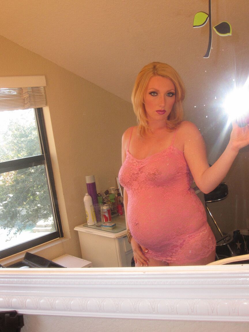 17P Der schwangere MILF-Pornostar Tegan stellt ihren Babybauch zur Schau