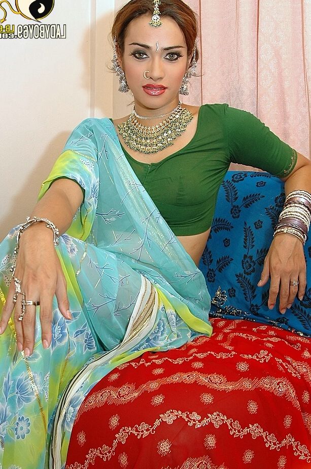 La transsexuelle indienne 21P Maya révèle ses faux seins et branle son dong