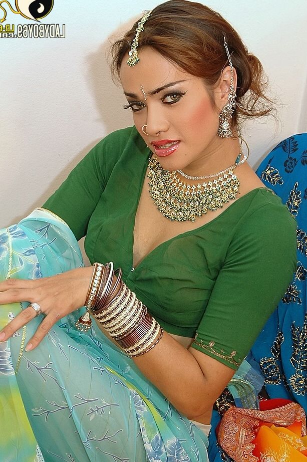La transsexuelle indienne 21P Maya révèle ses faux seins et branle son dong