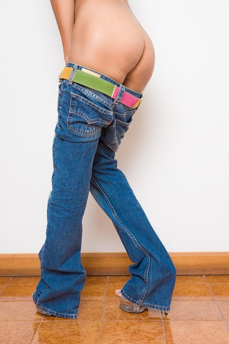 20P La transexuelle chaude Sue enlève son jean pour montrer ses jolis seins