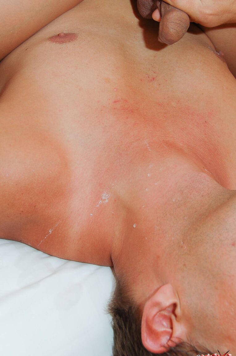 21P Transexuelle asiatique aux petits seins aime le sexe anal avec son homme après lui avoir sucé la bite
