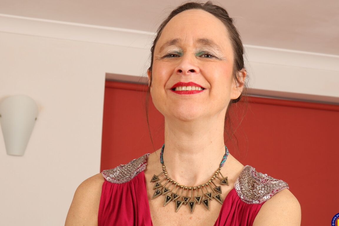 21P Las maduras cachondas Josie y Kelly Cummins hacen alarde de sus cuerpos con vestidos calientes
