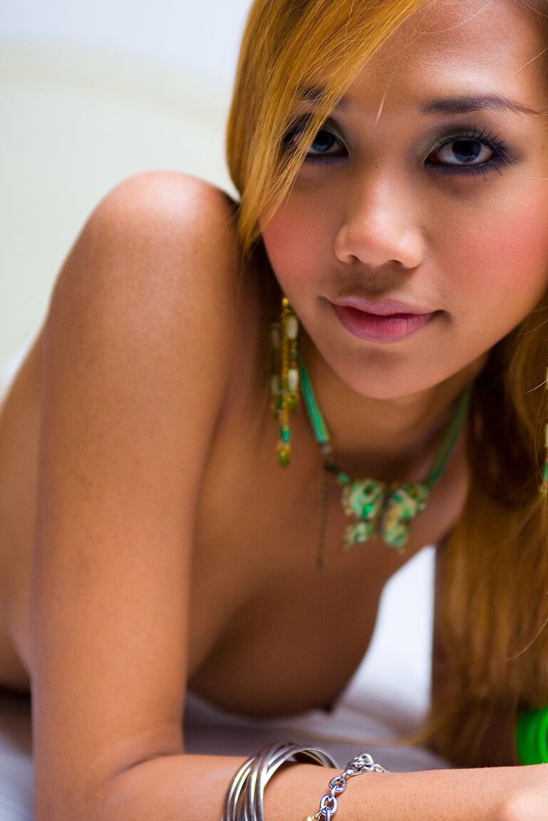 17P Hermosa transexual asiática con maravillosas tetas grandes juega con su culo humeante y caliente