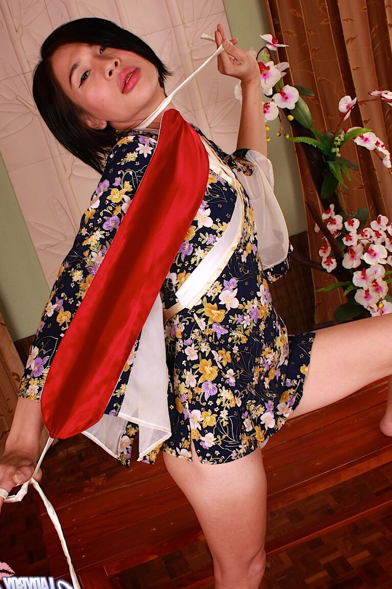 18P Quente travesti asiática Jeep posando maliciosamente com seu pau duro e furioso exposto