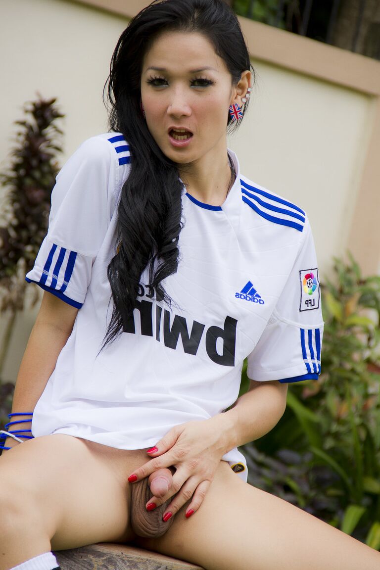 20P Ladyboy deportiva Chompoo se quita las tangas al aire libre para jugar con el culo