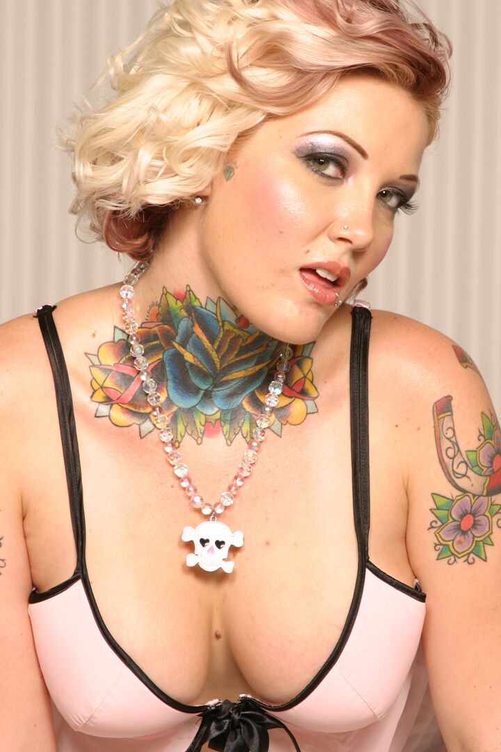 21P Candy Monroe, épouse salope, avale et baise une BBC en présence de son mari
