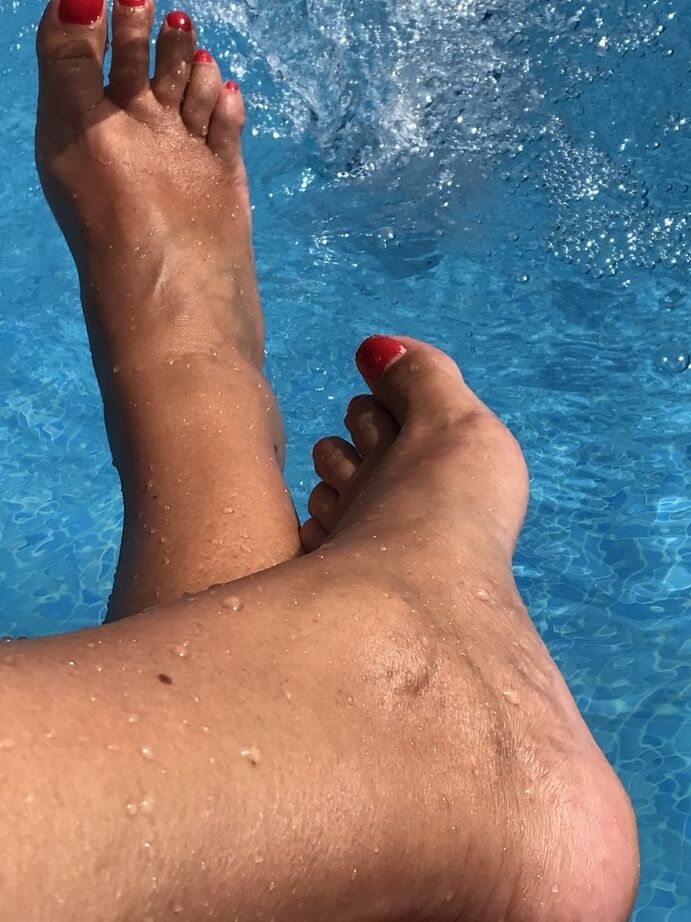 20P Die reife Frau Sweet Susi taucht ihre lackierten Zehennägel in ein Schwimmbad