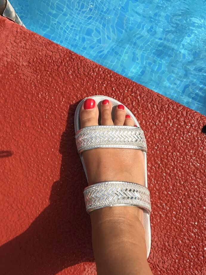 20P Die reife Frau Sweet Susi taucht ihre lackierten Zehennägel in ein Schwimmbad