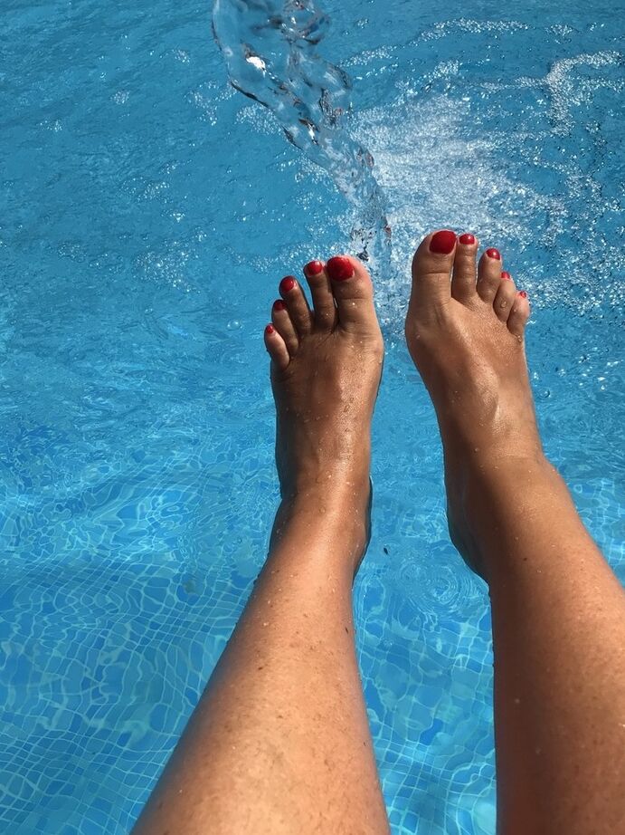 20P Die reife Frau Sweet Susi taucht ihre lackierten Zehennägel in ein Schwimmbad