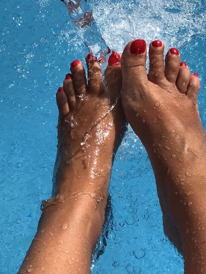 20P Die reife Frau Sweet Susi taucht ihre lackierten Zehennägel in ein Schwimmbad