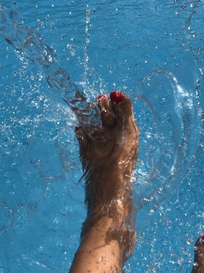 20P Die reife Frau Sweet Susi taucht ihre lackierten Zehennägel in ein Schwimmbad