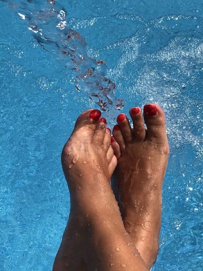 20P Die reife Frau Sweet Susi taucht ihre lackierten Zehennägel in ein Schwimmbad
