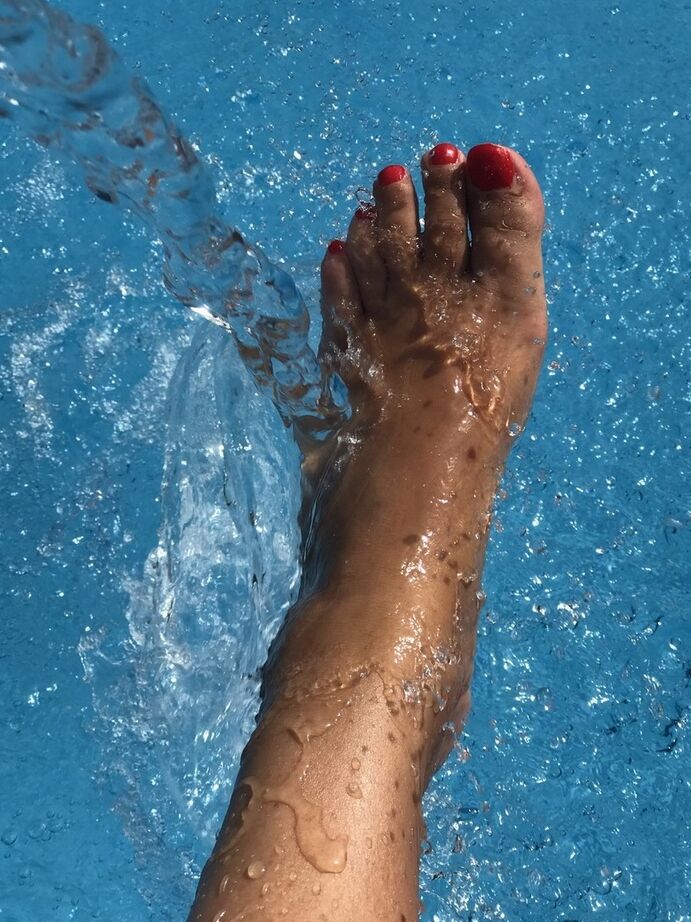 20P Die reife Frau Sweet Susi taucht ihre lackierten Zehennägel in ein Schwimmbad