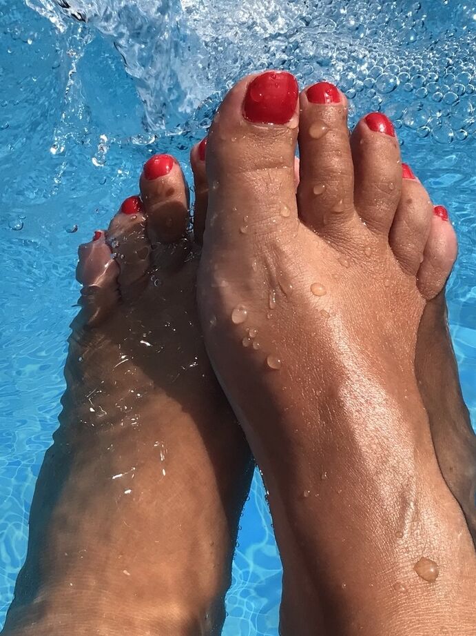 20P Die reife Frau Sweet Susi taucht ihre lackierten Zehennägel in ein Schwimmbad