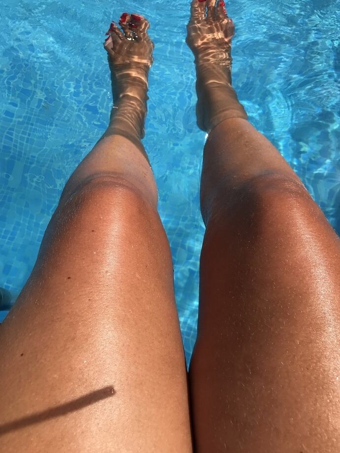 20P Die reife Frau Sweet Susi taucht ihre lackierten Zehennägel in ein Schwimmbad