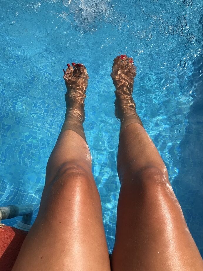 20P Die reife Frau Sweet Susi taucht ihre lackierten Zehennägel in ein Schwimmbad