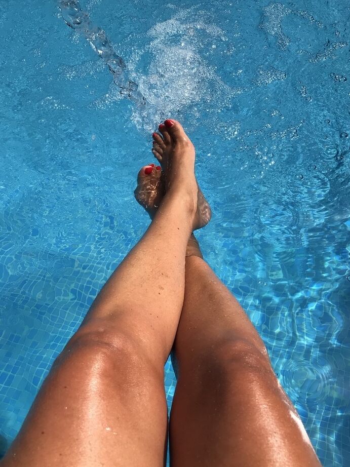 20P Die reife Frau Sweet Susi taucht ihre lackierten Zehennägel in ein Schwimmbad