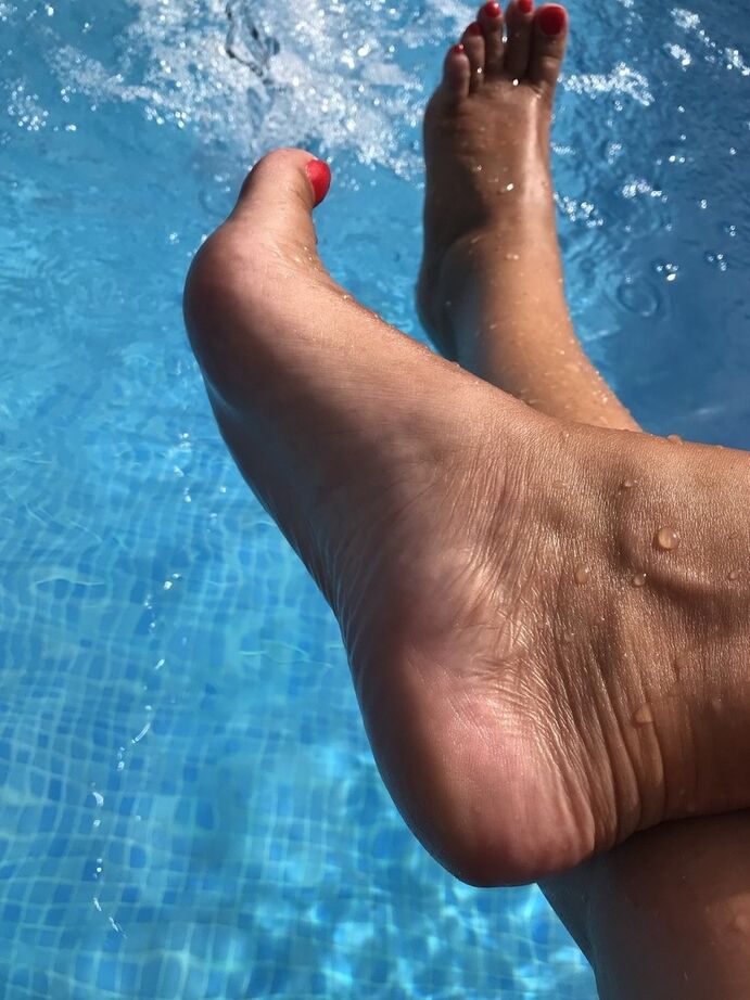 20P Die reife Frau Sweet Susi taucht ihre lackierten Zehennägel in ein Schwimmbad