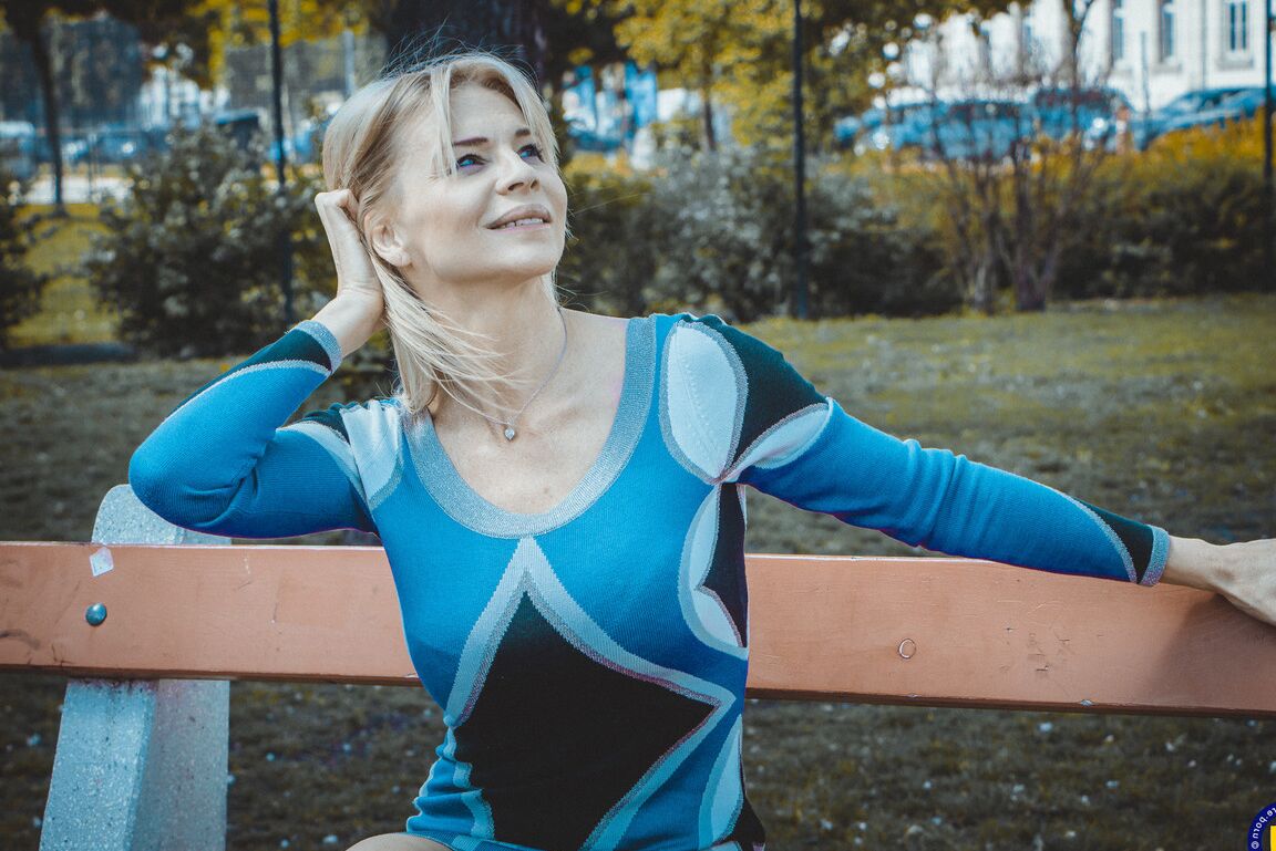 20P Loira madura Nadya Basinger brincando com suas pernas quentes em um vestido curto azul