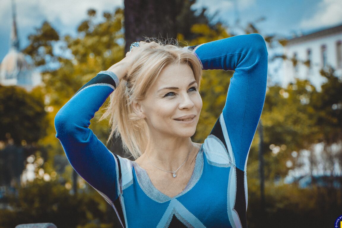 20P Loira madura Nadya Basinger brincando com suas pernas quentes em um vestido curto azul