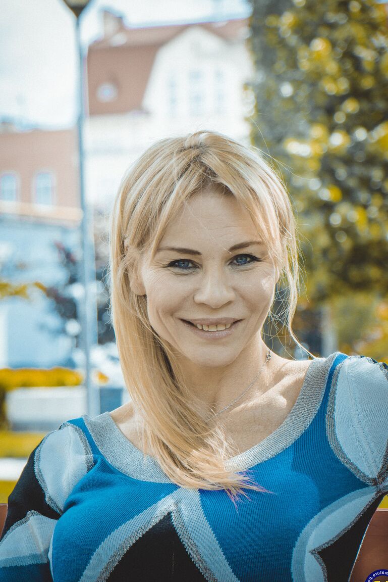 20P Loira madura Nadya Basinger brincando com suas pernas quentes em um vestido curto azul