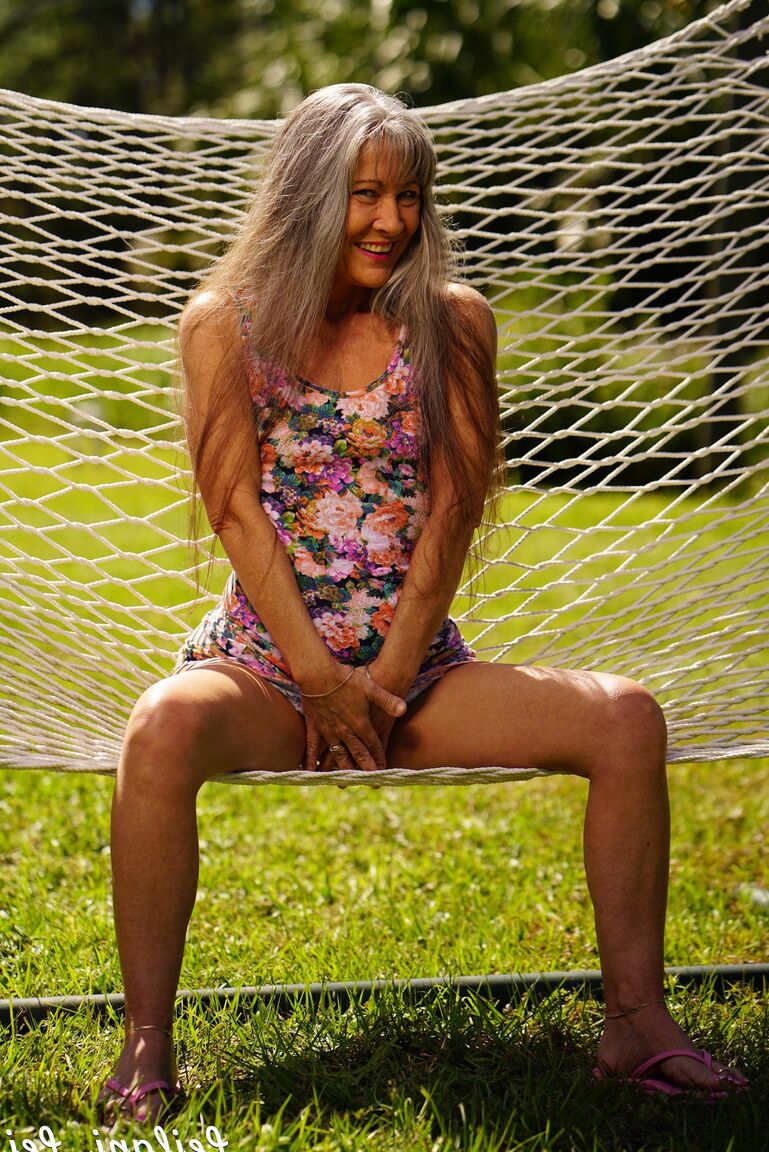 15P Mulher madura gostosa em vestido florido Leilani Lei se masturba em uma rede