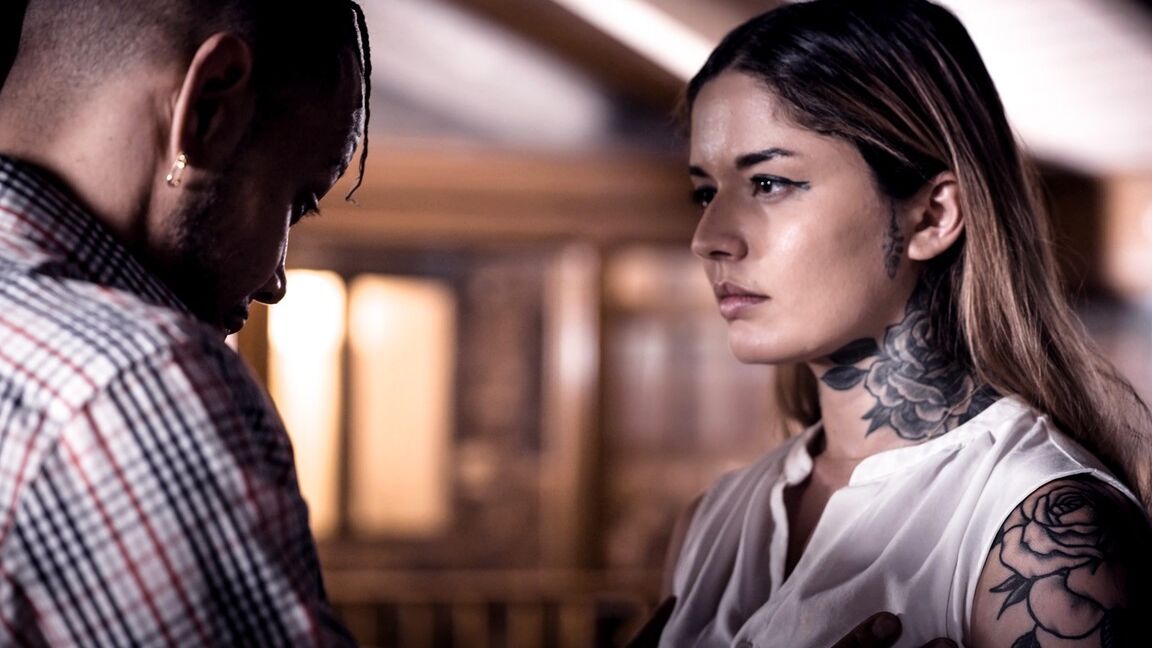 15P L'adolescente tatouée Vanessa Vega a des relations sexuelles avec un garçon noir devant son médecin