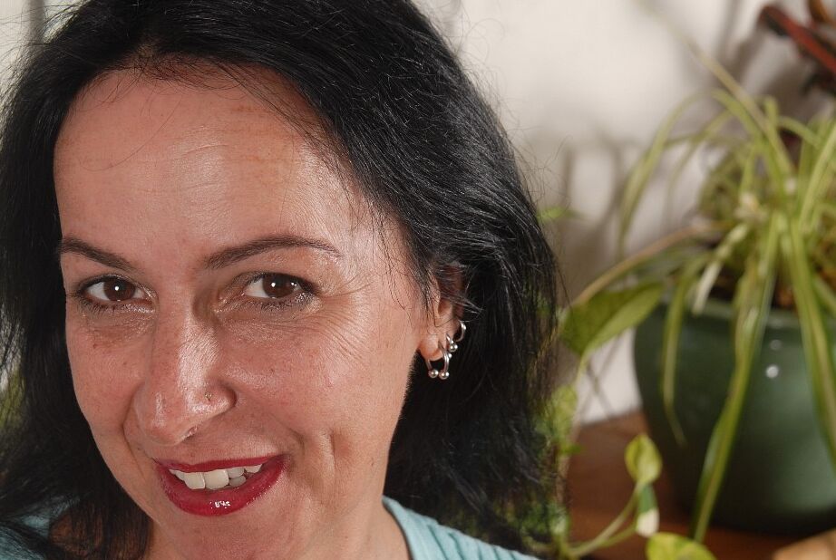 16P ¡La madura morena picante Nina está lamiendo sus tetas caídas!