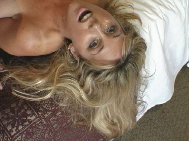 16P Ama de casa rubia de grandes tetas Sandra Otterson montando una polla antes de correrse en la cara