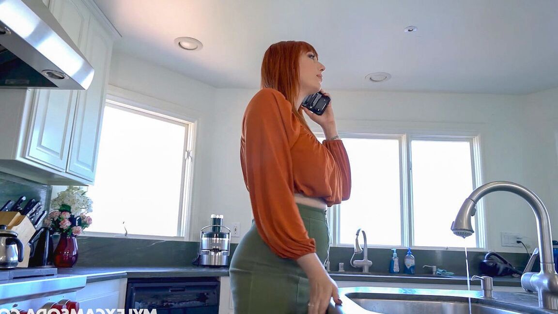 21P Alta ruiva MILF com peitos grandes Lauren Phillips é fodida na cozinha