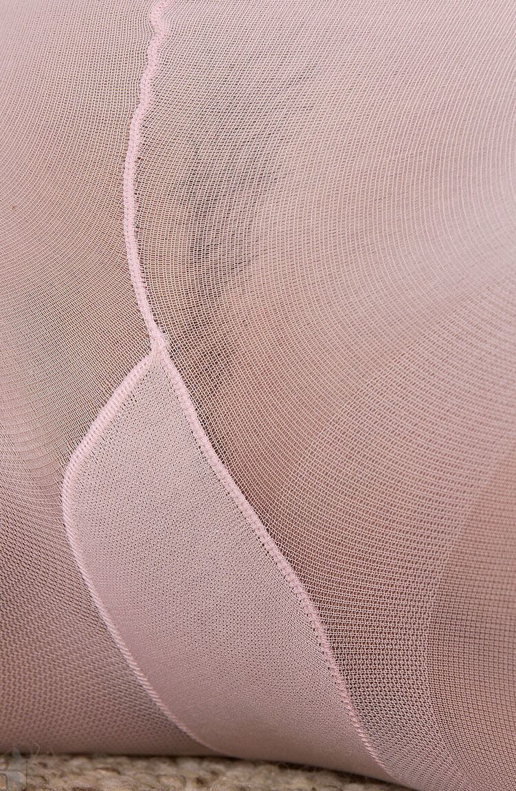 21P Sexy ungarische Teenagerin Peaches zieht ihre Strumpfhose aus und neckt sie mit ihrem heißen Körper
