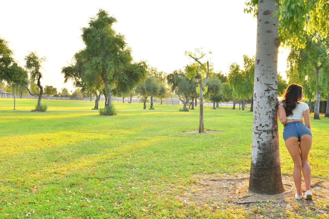 21P Mia, une jolie jeune amateur, révèle ses seins et son cul chaud dans le parc.
