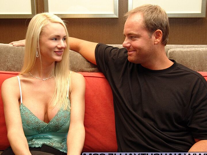 14P Esposa rubia tetona Naughty Allie follada a lo perrito después de chupar una polla