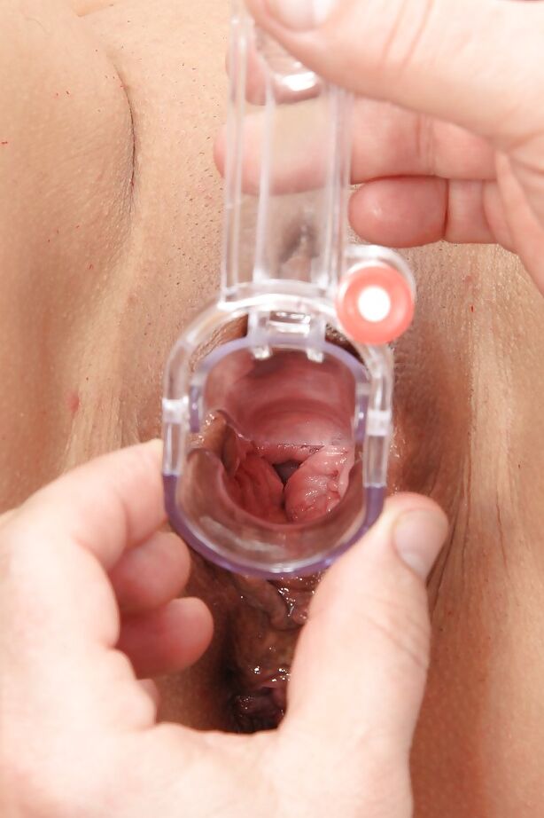 16P Agradável milf Darja mostrando peitos e buceta para seu médico