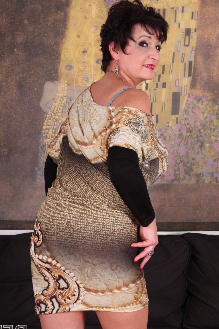 17P Jessica Hot, une femme âgée aux gros seins, se déshabille avant sa première expérience avec une grosse bite noire
